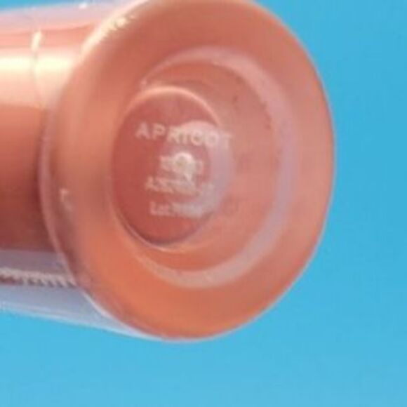 SEALED Makeup Revolution Tasty Peach Soft Peach Liquid Lipstick - Apricot - NEW - Picture 3 of 3